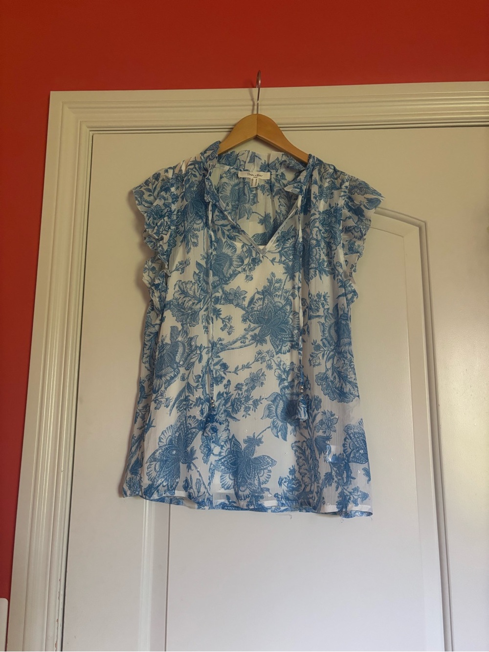 Haver&Blair Blue Floral Flutter Sleeve Women’s Top. Size Medium.